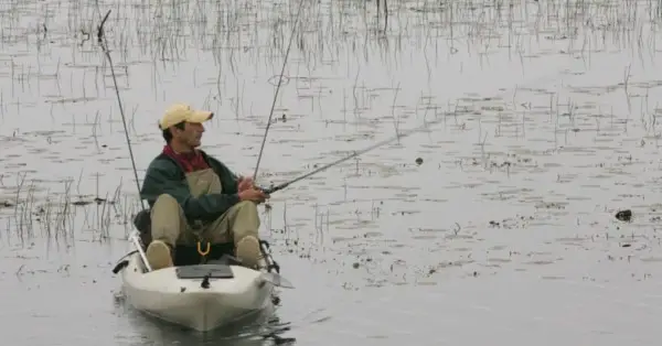 Cómo aparejar y pescar un jerkbait desde un kayak