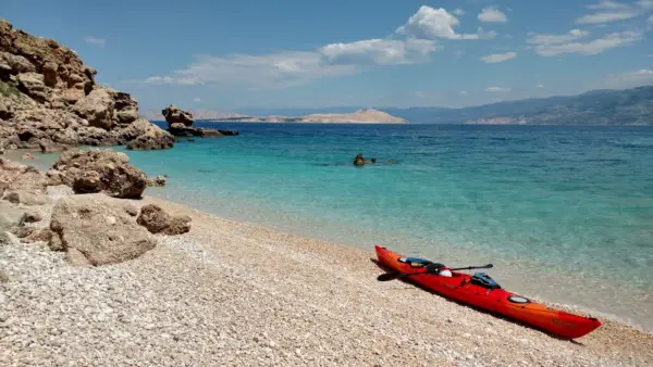 Kayaks derritiéndose al sol: cómo protegerlo