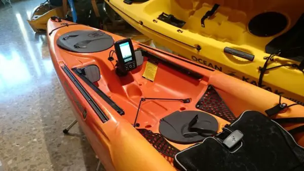 Cómo instalar un buscador de peces en un kayak