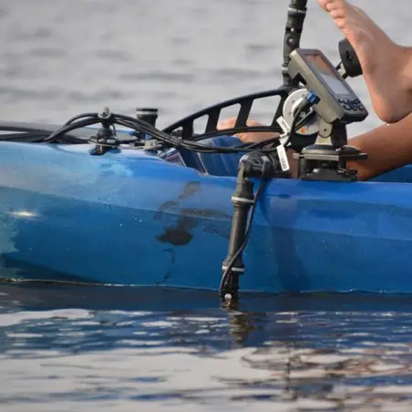 ¿Se puede montar un transductor dentro de un kayak?
